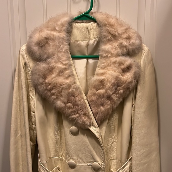Vintage 70s 1970’s cream leather double breasted trench coat real fur collar - Picture 2 of 12
